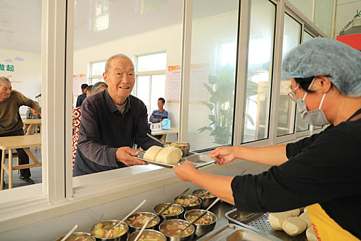 山东省日照市,爱心食堂让农村老人吃上免费午餐