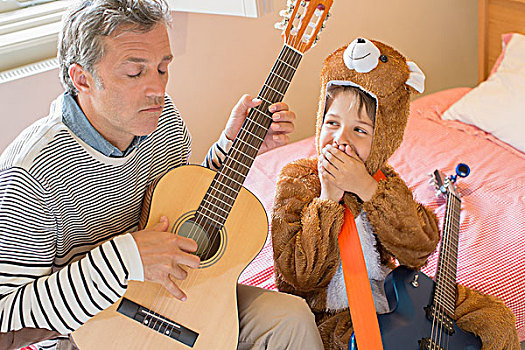 父子,弹吉他,一起