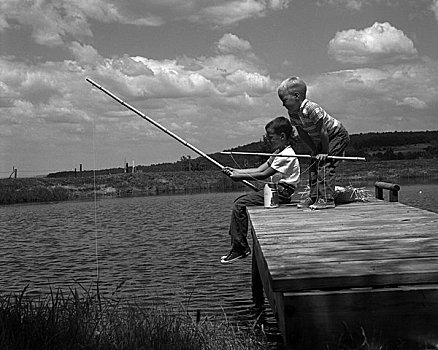 两个男孩,码头,钓鱼