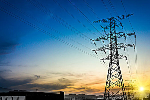 电力塔的剪影背后的夕阳