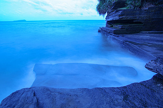 岩石,礁石,石头,岛礁,海岛,岛屿,雾,海,海滩,海面,海浪,海洋,水,大海,海水,海平面,蓝色,暗光,黄昏,无人,自然,壮观,美景,风景,风光,旅游