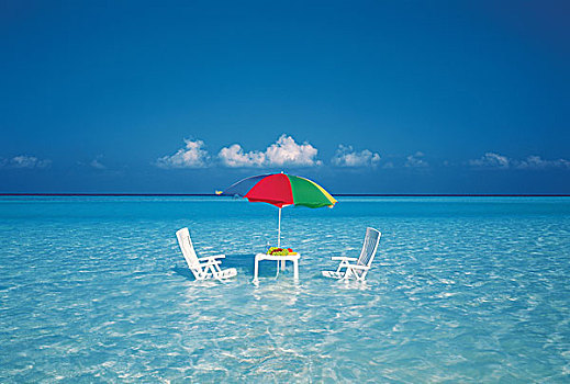 海滩伞,椅子,海中