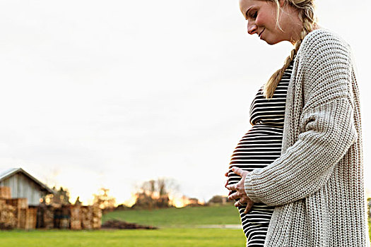 怀孕,中年,女人,拿着,肚子,低头,地点,风景