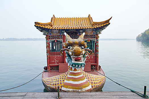 北京颐和园公园里的龙船