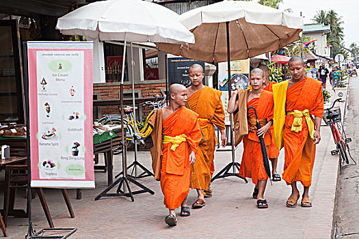 老挝,琅勃拉邦,僧侣,走