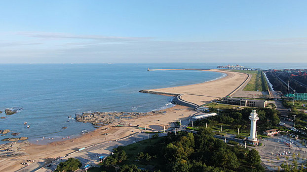 秋日里的海滨风景如画,游客赶海拾贝感受惬意周末