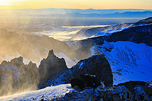 冬季长白山主峰火山熔岩