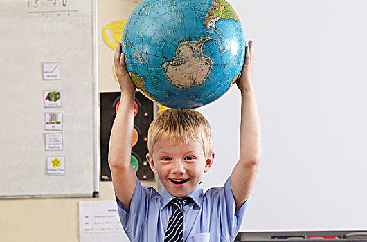 男学生,拿着,地球,上方,头部,教室