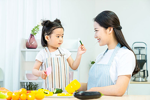 妈妈和女儿一起做饭