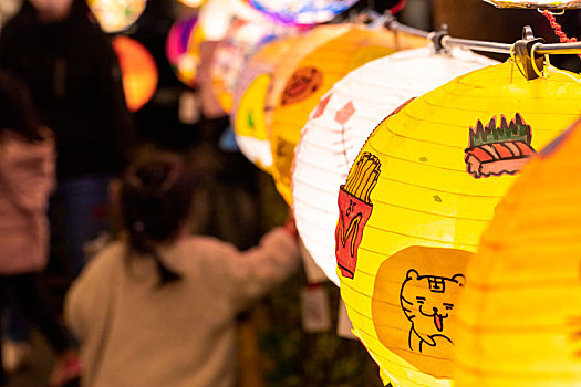 中国传统节日元宵节,多姿多彩的灯笼下赏灯的人群