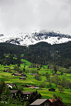 阿尔卑斯山脉脚下的村落