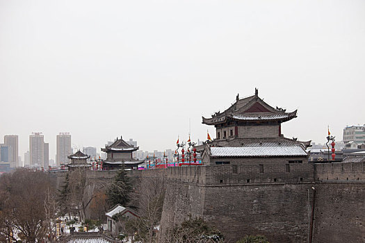 冬天初雪中的西安城墙