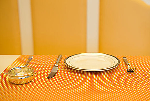 叉子,刀,餐巾,盘子