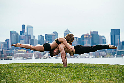 美女,平衡性,上面,男人,俯卧姿势,练习,瑜珈,正面,西雅图,天际线