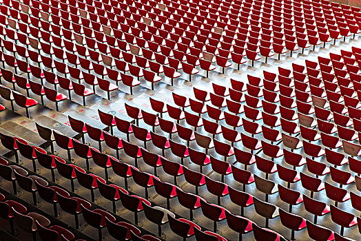 体育馆內红色座椅