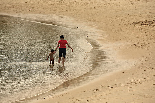 新加坡圣陶沙沙滩游客母子散步