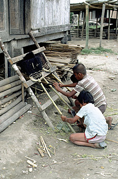 印度尼西亚,苏门答腊岛,巴塔克,乡村,男孩,制作,扫帚