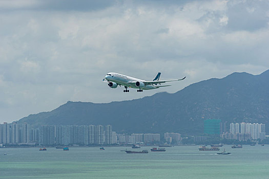 一架香港国泰航空的客机正降落在香港国际机场