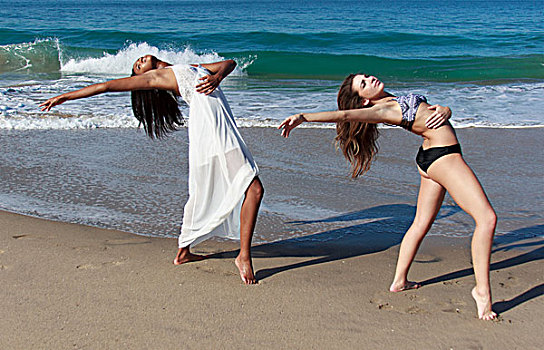 两个,美女,舞者,向后弯曲,海滩
