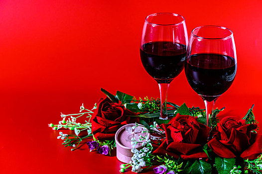 玫瑰花,红酒和礼品盒