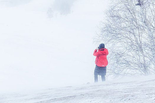 风雪中的摄影师