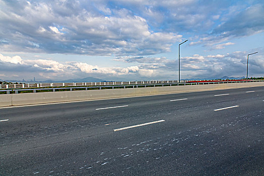 无人的沥青高速公路