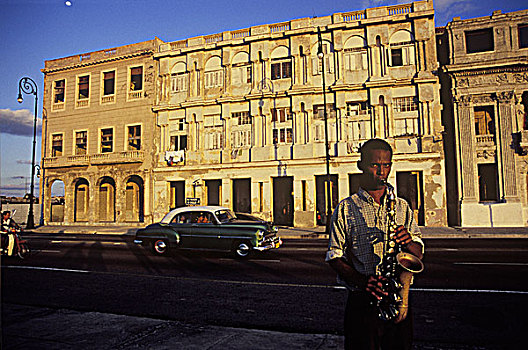 古巴,哈瓦那,老,建筑,马雷贡,萨克斯管演奏者,50多岁,汽车