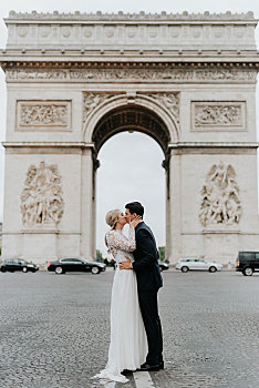 新娘新郎,吻,拱形,背景,巴黎,法国
