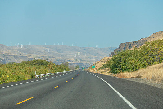 美国西部沙漠中的高速公路