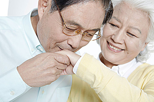 老年丈夫親吻妻子