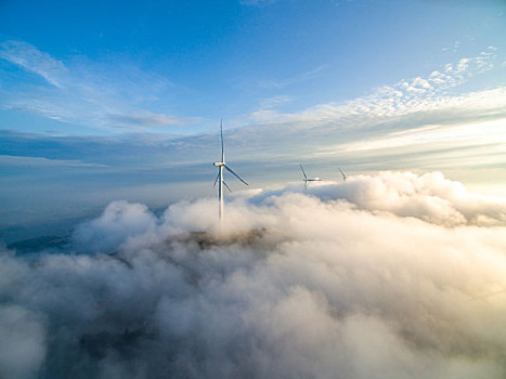 江西宜春玉华山早上日出云海里的风力发电场