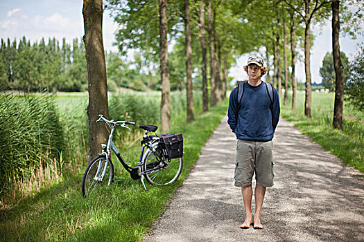 男孩,站立,小路,自行车,停放,草地,荷兰