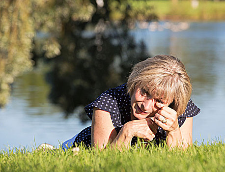 女人,草地,公园,哭,埃德蒙顿,艾伯塔省,加拿大