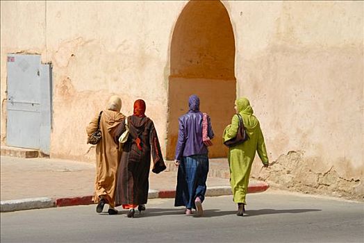 传统,现代,四个女人,衣服,大门,梅克内斯,摩洛哥