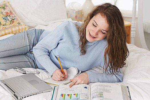 女孩,家庭作业,床