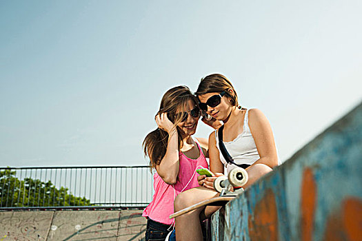 女孩,看,mp3播放器,滑板运动场,曼海姆,巴登符腾堡,德国