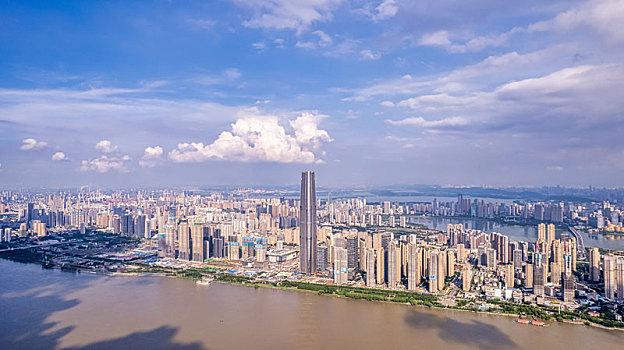 武汉最高楼绿地中心与长江航拍