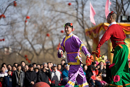 北京春节庙会上的节目表演