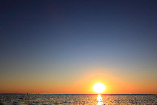 海边日出