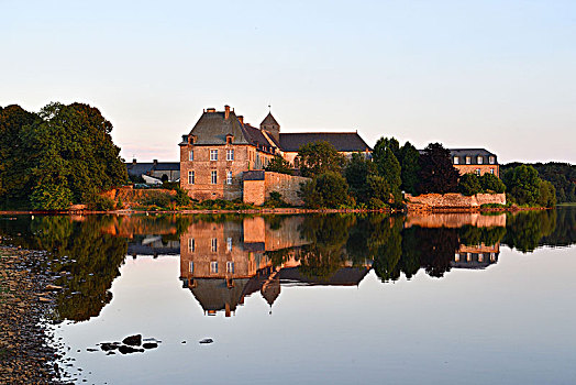 法国,莫尔比昂省,树林,教堂,13世纪,边缘,水塘