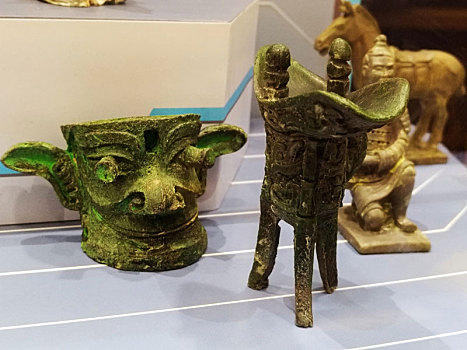 仿古代青铜器和兵马俑的儿童玩具
