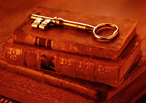 万能钥匙,一堆,破损,书本