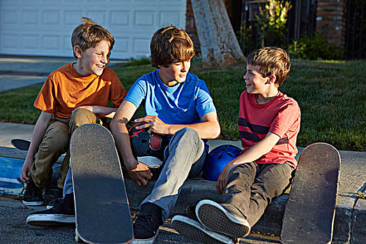 男孩,坐,人行道,滑板