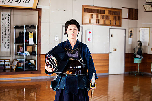 女性,日本,剑道,好斗,站立,体育馆,拿着,面具,剑,看镜头