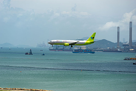 一架韩国真航空的客机正降落在香港国际机场