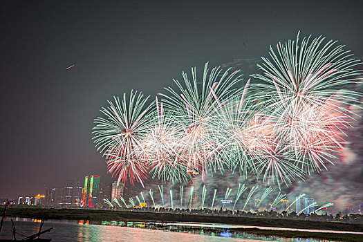 烟花,建筑群,河流,夜景,水,灯,节日