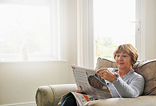 老年,女人,坐,扶手椅,读,杂志
