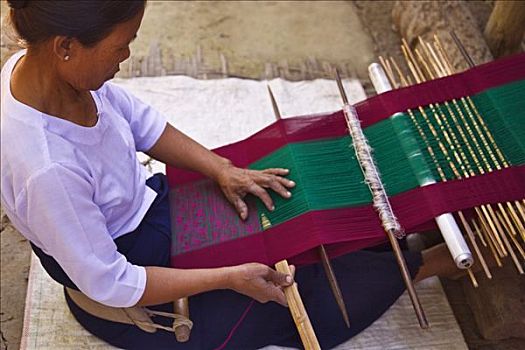 缅甸,若开邦,女人,乡村,浅色,布,织布机,旁侧,房子,家庭