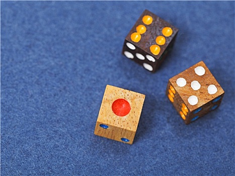 三个,木质,赌博,骰子,蓝色背景,布