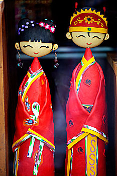 特色小店内展示的陶瓷玩偶夫妻